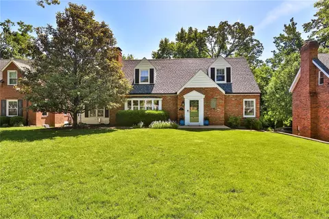 4 Enfield Rd, Saint Louis, MO 63132