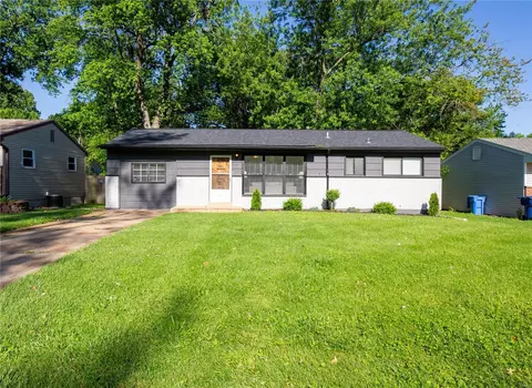 135 Capri Dr, Florissant, MO 63033