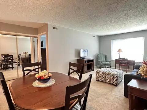942 Guelbreth Ln #102, Saint Louis, MO 63141