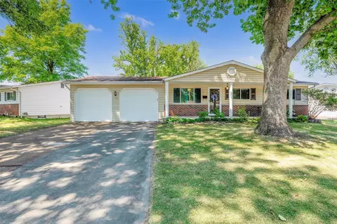 1175 Bluebird Dr, Florissant, MO 63031