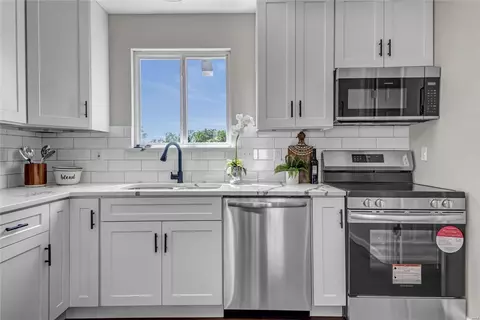 Kitchen - 16 Red Cedar Parc Ct, O'fallon, MO 63368 photo 2 of 3