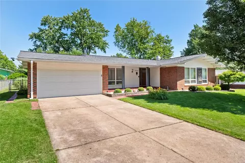 3855 Helmkampf Dr, Florissant, MO 63033