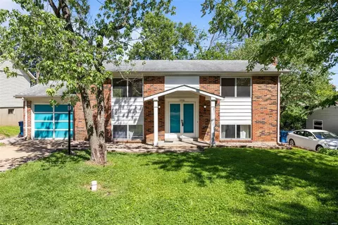 1246 Roth Hill Dr, Maryland Heights, MO 63043