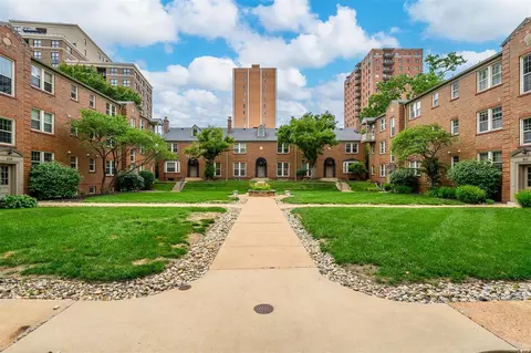 829 Westwood Dr #2E, Saint Louis, MO 63105
