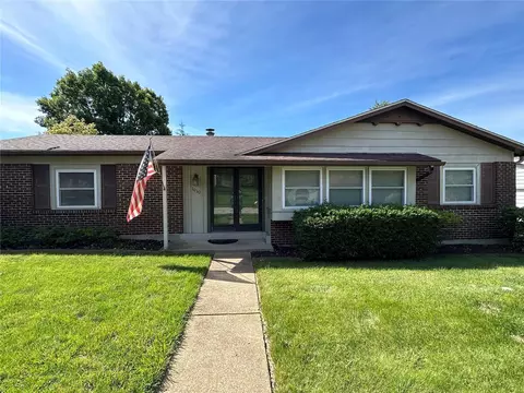 1030 Van Dyke Dr, Ballwin, MO 63011