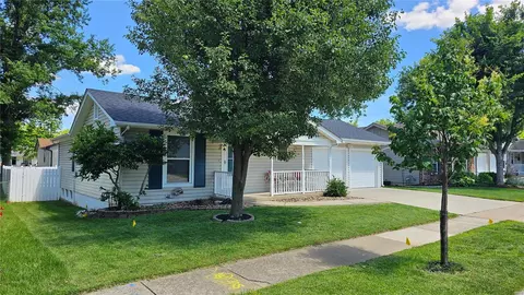2440 Country Run Ct, Maryland Heights, MO 63043