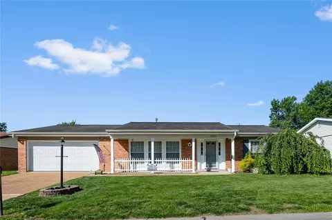 5050 Kempf Dr, Saint Louis, MO 63128