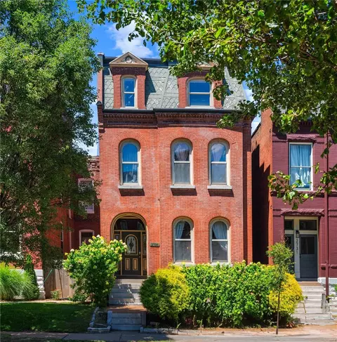 2735 Armand Pl, Saint Louis, MO 63104