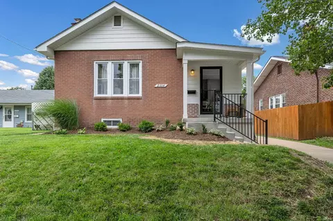 2554 Circle Dr, Saint Louis, MO 63143