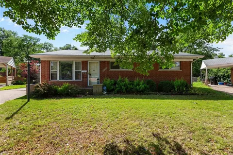 1598 Mendell Dr, Saint Louis, MO 63130