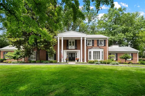 18 Briarcliff St, Ladue, MO 63124