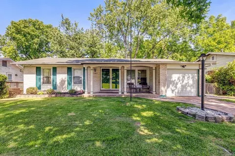 11327 Birmingham Ct, Saint Louis, MO 63138