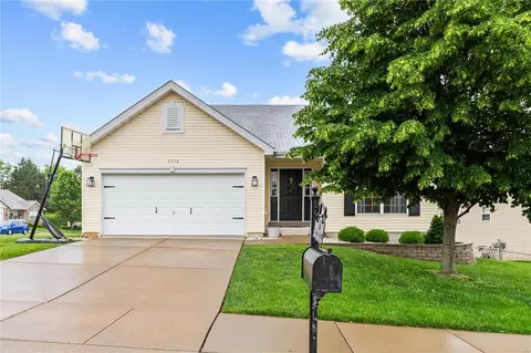 5526 Emerald Ridge Dr, Saint Charles, MO 63304