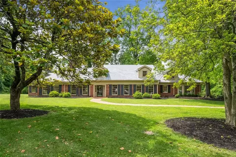 26 Log Cabin Dr, Ladue, MO 63124