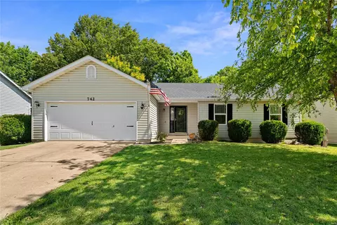 742 Woodland Ridge Dr, Saint Peters, MO 63376