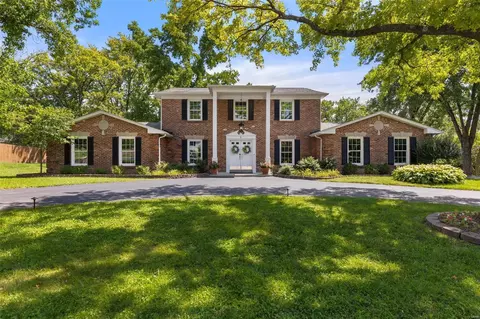 4 Suffield Pl, Creve Coeur, MO 63141