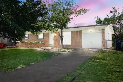 420 Patterson Ln, Florissant, MO 63031