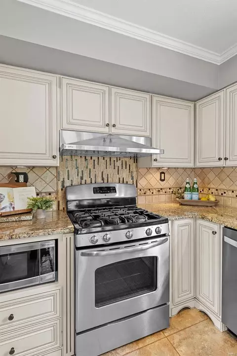 Kitchen - 311 Bristol Ct, Ballwin, MO 63011 photo 6 of 7