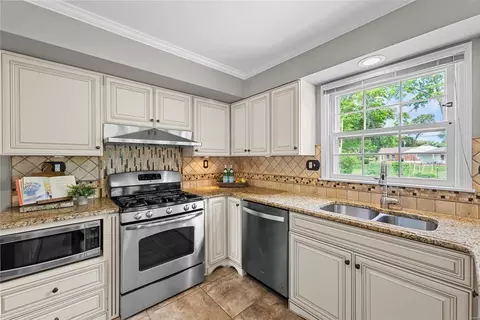Kitchen - 311 Bristol Ct, Ballwin, MO 63011 photo 7 of 7