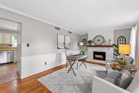 Living - 311 Bristol Ct, Ballwin, MO 63011 photo 5 of 5