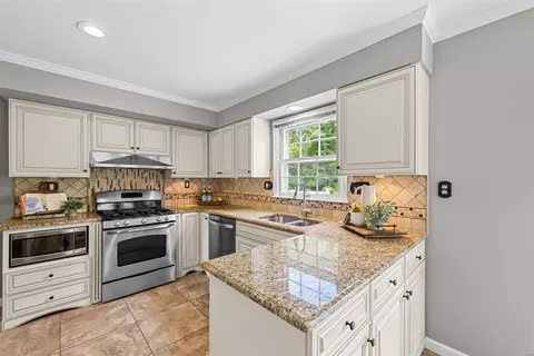 Kitchen - 311 Bristol Ct, Ballwin, MO 63011 photo 4 of 7