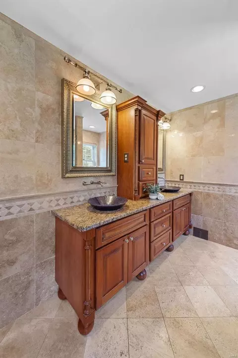 Bath - 311 Bristol Ct, Ballwin, MO 63011 photo 2 of 5
