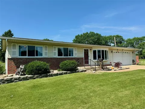 680 Bellarmine Ln, Florissant, MO 63031