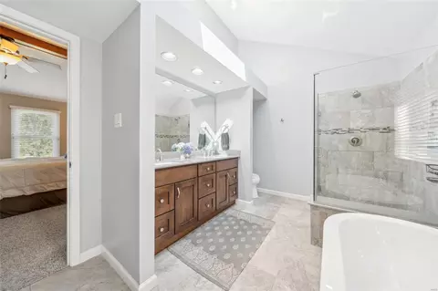 Bath - 604 Log Hill Ct, Ballwin, MO 63011 photo 2 of 4