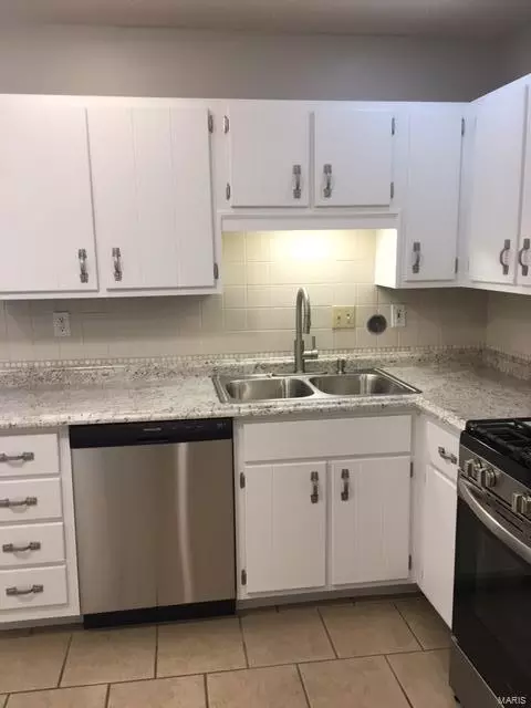 Kitchen - 1011 Pocono Trl, Ballwin, MO 63021 photo 4 of 4