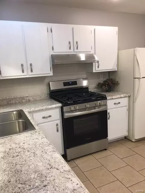 Kitchen - 1011 Pocono Trl, Ballwin, MO 63021 photo 2 of 4