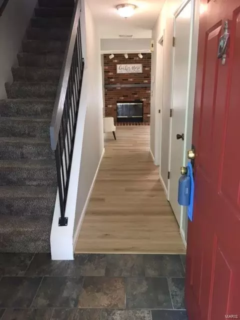 Entry Way - 1011 Pocono Trl, Ballwin, MO 63021 photo 2 of 4