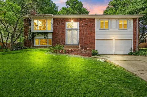 836 Country Stone Dr, Manchester, MO 63021