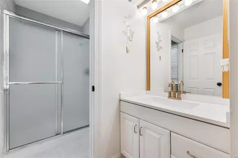 Bath - 823 Garonne Dr, Manchester, MO 63021 photo 1 of 2