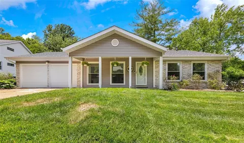 823 Garonne Dr, Manchester, MO 63021