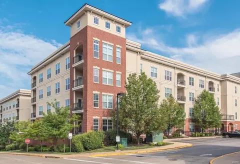 1251 Strassner Dr #2204, Brentwood, MO 63144