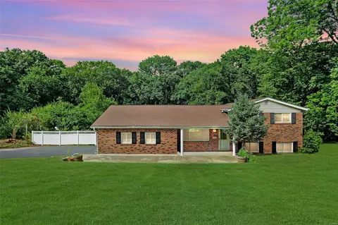 1245 Woodcrest Ln, Hazelwood, MO 63042