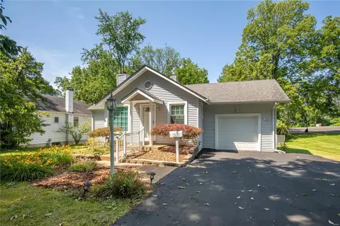 1227 Grant Rd, Saint Louis, MO 63119
