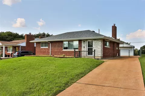 8141 Parkridge Dr, Saint Louis, MO 63123