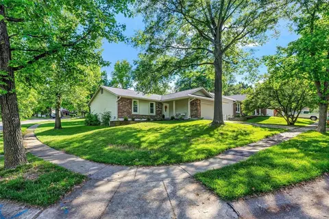 512 Treetop Village Dr, Ballwin, MO 63021