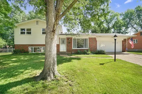 9 Fircrest Ln, Fenton, MO 63026