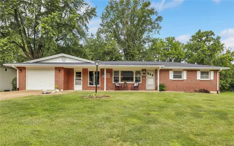 2612 Mcclay Rd, Saint Charles, MO 63303