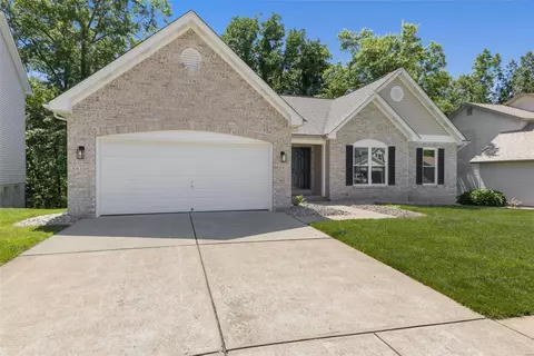3176 Crystal Lake Dr, Saint Louis, MO 63129