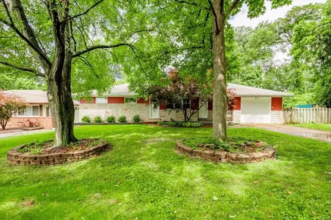 7821 Ivanhoe St, Saint Louis, MO 63123