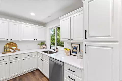 Kitchen - 574 Mcbride Pointe Dr, Wildwood, MO 63011 photo 5 of 7