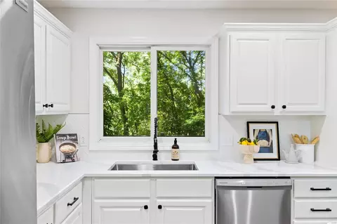 Kitchen - 574 Mcbride Pointe Dr, Wildwood, MO 63011 photo 6 of 7