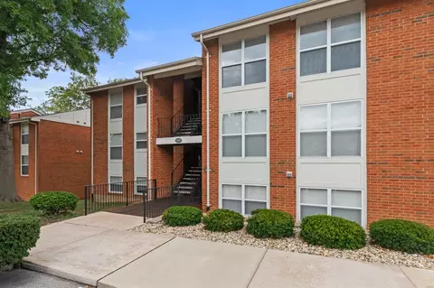 1951 Greenpoint Dr #303, Kirkwood, MO 63122
