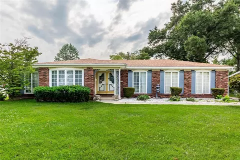 2090 Barcelona Dr, Florissant, MO 63033