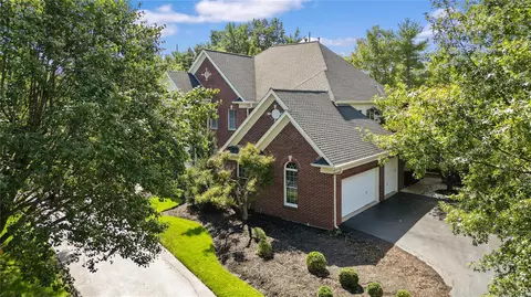 2064 Kingspointe Dr, Chesterfield, MO 63005