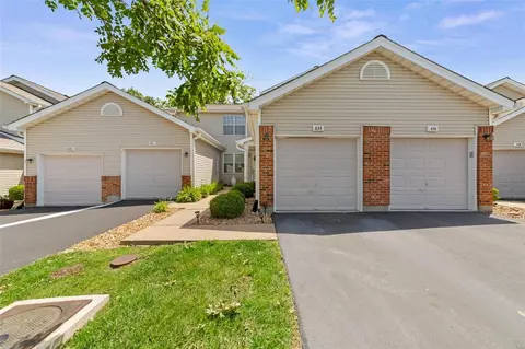 834 Woodside Trails Dr, Ballwin, MO 63021