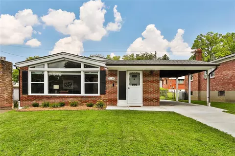 7135 Willow Tree Ln, University City, MO 63130